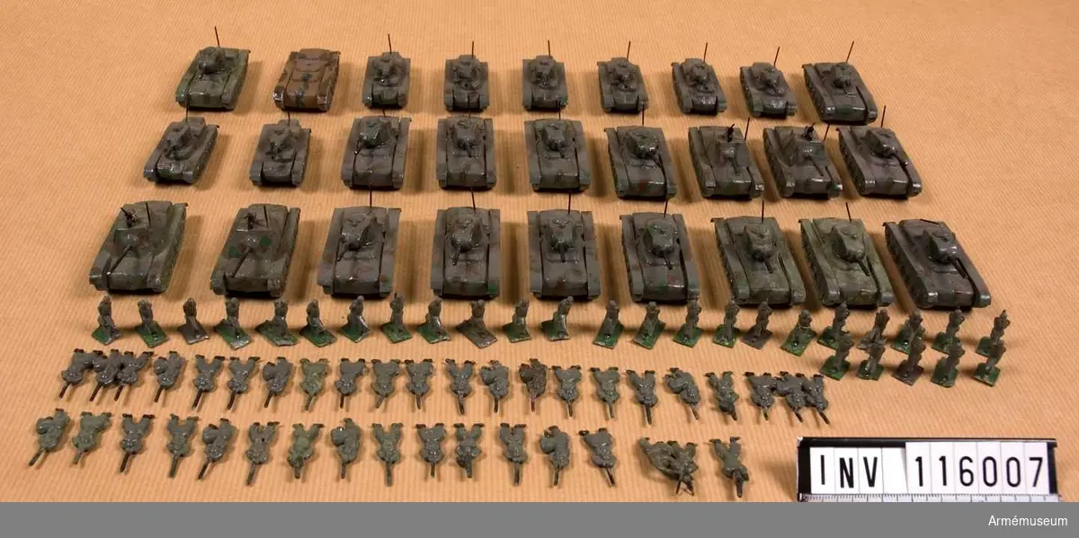 I låda.
27 st stridsvagnar av 3 olika typer och 62 st tennfigurer.