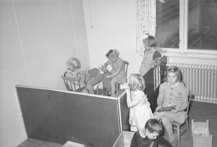 Text till bilden: "Barndaghemmet. 1949.11.16"












i