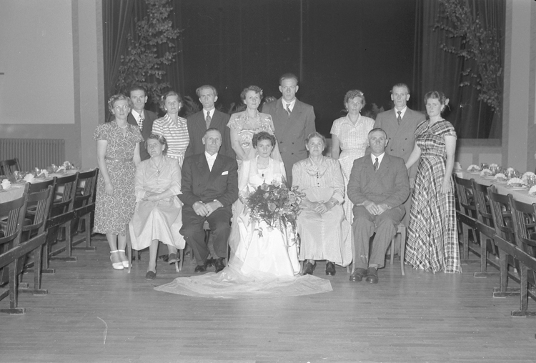 Text till bilden: "Adele Andersson, Föreningsgatan 7. Brastad. Folkets Hus. Bröllopsfest. 1950.06.23"