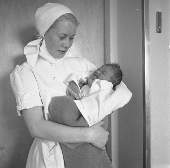 Text till bilden: "Lasarettet, Lysekil. Fru Ahlsten med baby på lasarettet. 1952.03.26"










i