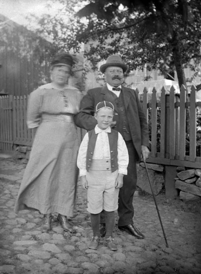 Enligt senare noteringar: " Herr och fru Andersson och Olle, från Värmland. Taget på Lilla Nygatan, 3/8 1915."