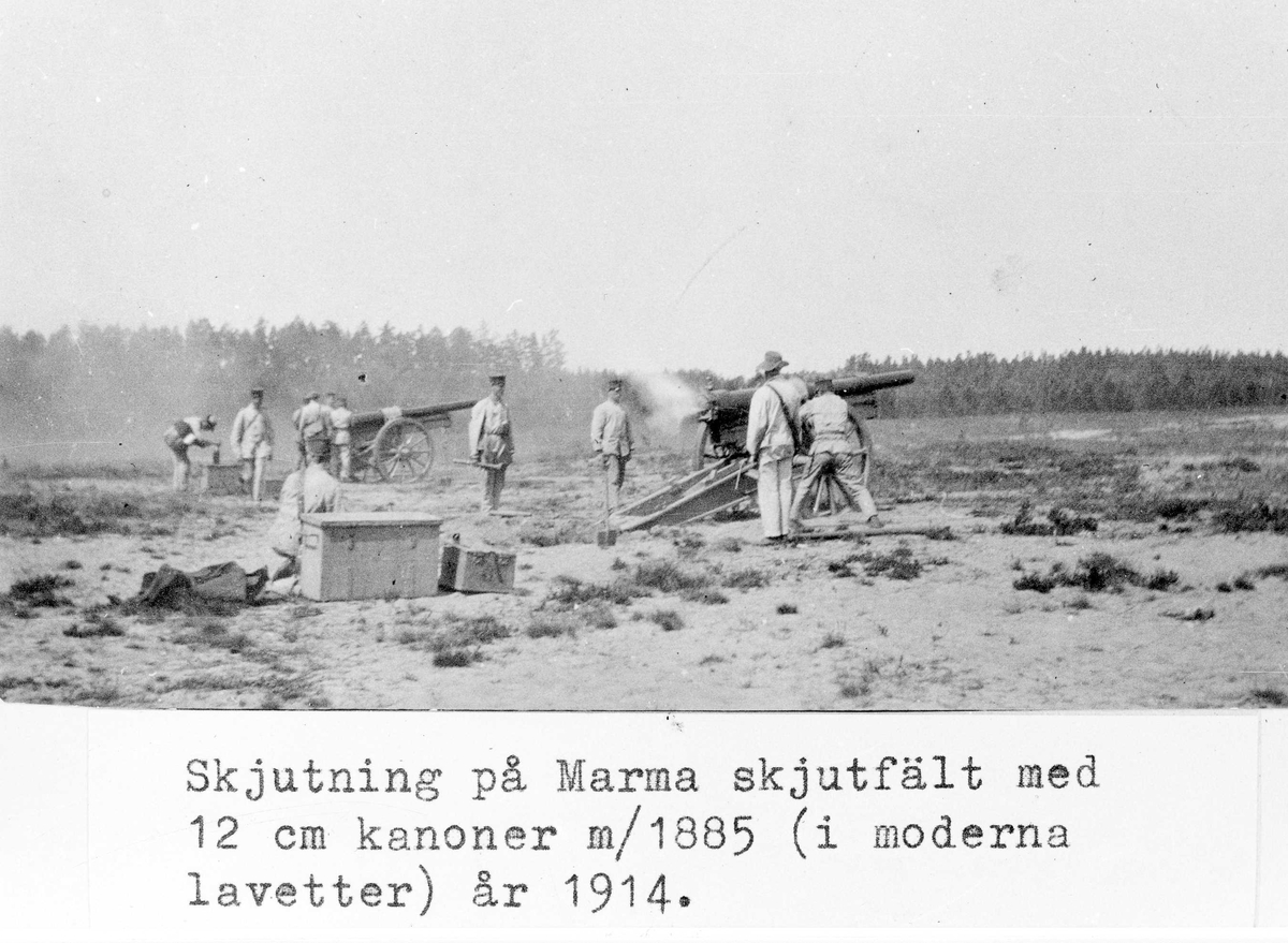 Soldater övar skjutning på Marma skjutfält med 12 cm kanon m/1885 i moderna lavetter, år 1914.