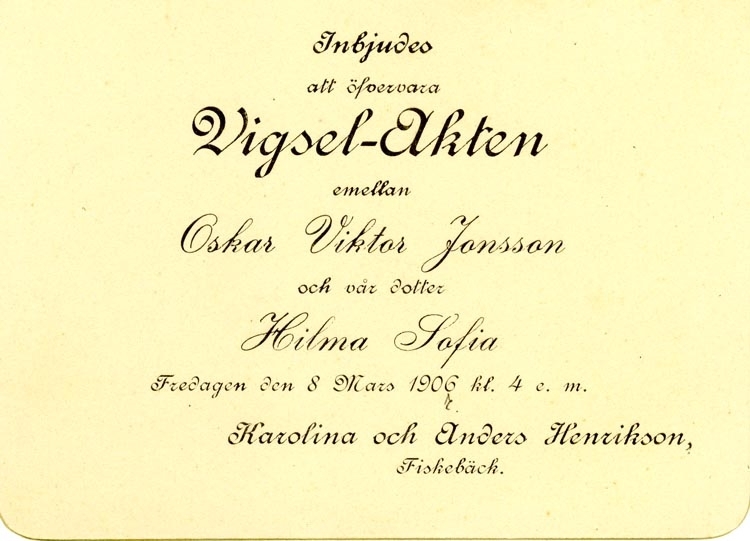 Text på kortet: Inbjudes att öfvervara Vigsel-Akten emellan Oskar Viktor Jansson och vår dotter Hilma Sofia Fredagen den 8 Mars 1906 kl. 4 e.m. Karolina och Anders Henrikson, Fiskebäck.