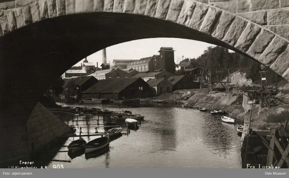 elv, bro, småbåter, fabrikkbygninger, Lysaker Kemiske Fabrik
