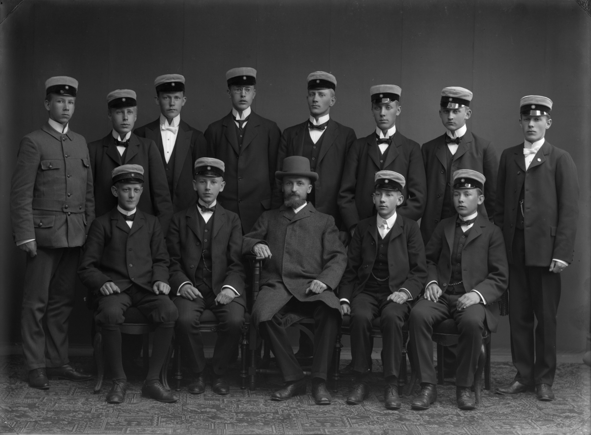 Sannolikt skolklass från Enköpings Realskola för gossar, troligen 1909. I mitten adjunkt Erik Wretlind (1871-1935).