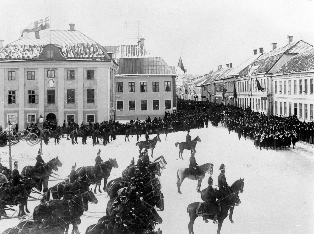 Chefens för Kungliga Smålands artilleriregemente Överste Jaques de Laval jordafärd den 20/3 1899, passerar förbi Hovrättstorget i Jönköping.