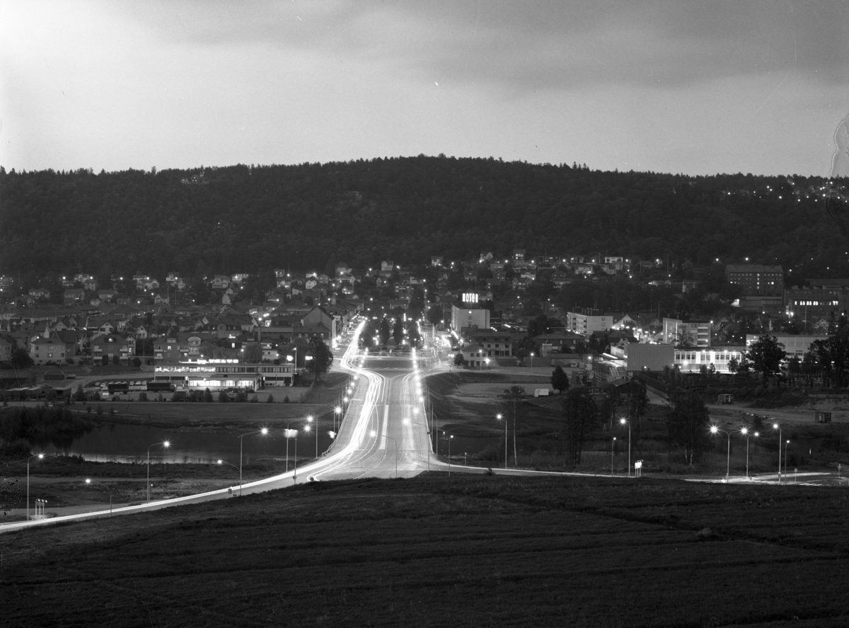 Nytt ljus över Esplanadbron i Huskvarna. Uppsatt av Huskvarna stads Elverk under år 1969.