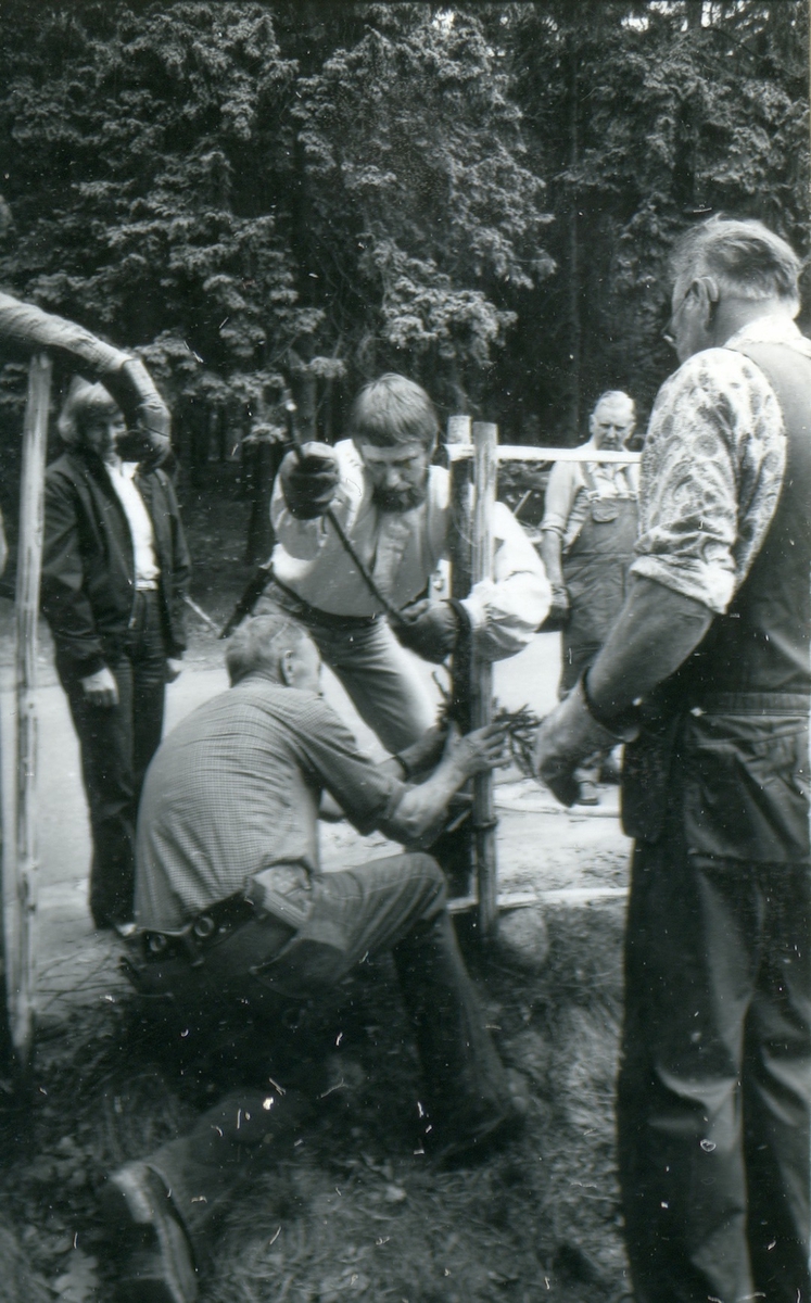 Söndagen 1981-05-24 anordnade Hallands museiförening i samarbete med Samarbetsrådet i hembygdsfrågor en endagskurs i konsten att slå gärsgård på gammalt vis. Kursledare var Rolf Lindell.