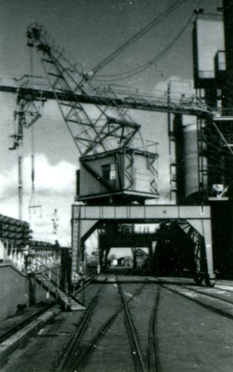 Halmstads hamn, 1988.
Den äldsta lyftkranen, kran nr 2. Kranen byggdes 1920.