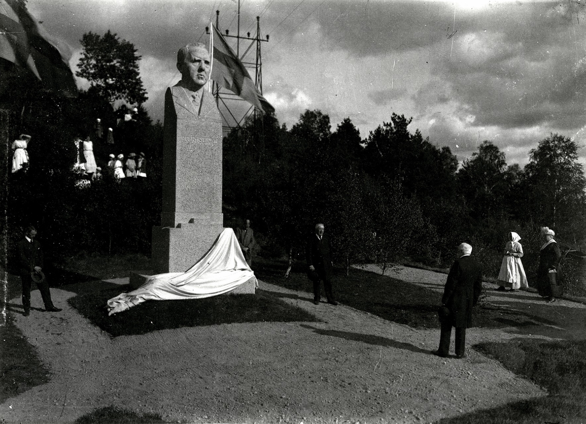 Knäred, direktör August Schmitz' byst avtäckt vid övre Knäreds Kraftstation i september 1921. Neg nr B 531.