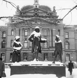 Holbergmonumentet ved Nationaltheatret.