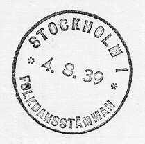 Datumstämpel, s k minnespoststämpel. Rund, med heldragen
ram,Texten följer ramen, ortsnamnet "STOCKHOLM 1", omgivet av 2
stjärnor,"FOLKDANSSTÄMMAN" på undre halvan. Datumet linjärt i
mittfältet.Groteskstil. Stampen av gummi. Stämpeln användes på en
tillfälligpostanstalt på Skansen, Stockholm under tiden 1 - 8 augusti
1939under den internationella folkdansstämman där.
