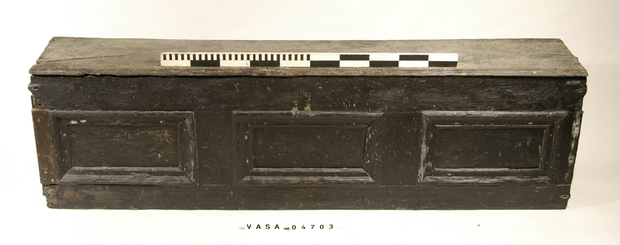 Bänkpanel till kistbänk från kajutan. Panelen utgör fronten för bänken och består av ett ramverk samt tre spegelfyllningar med profilerade lister runt om.
