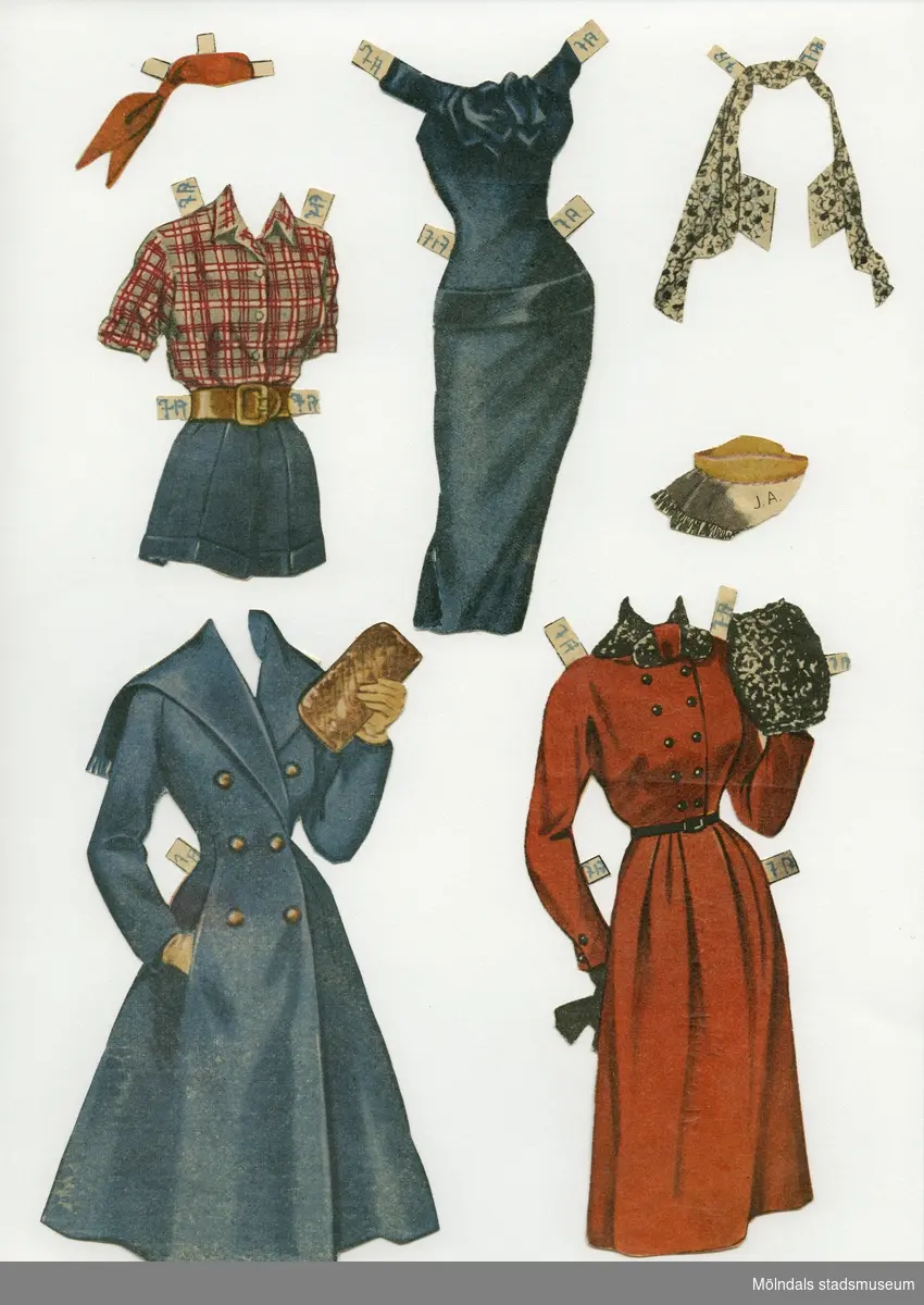 Klippdocka med kläder och tillbehör från 1950-talet. Docka och kläder märkta "June Allyson" - dockans namn. Dockan, av papp, föreställer filmstjärnan June Allyson (1917-2006), tryckt med fotolikhet, och iklädd underkläder av baddräktsmodell, samt högklackade skor. Garderoben, urklippt ur tidning, består av två tröjor, kjol, set med skjorta och shorts, två aftonklänningar, varav en med minkstola, två kappor, två galaklänningar, ytterligare en minkstola, fyra hattar, samt tre scarves. Dockan har dessutom tillbehör som halsband, näsdukar, toilet-artiklar, blommor och ett filmmanuskript. De mindre föremålen förvaras i ett C6-kuvert med texten "Småsaker, June Allyson, Audrey Hepburn", handskrivet. I denna har tidigare även klippdockan "Audrey Hepburns" (MM 04586) småsaker förvarats. Docka och kläder förvaras i en pappmapp med trycket "Senorita" och flamencodanserska, samt "Barbro Hedvall", "June Allyson" handskrivet. 
