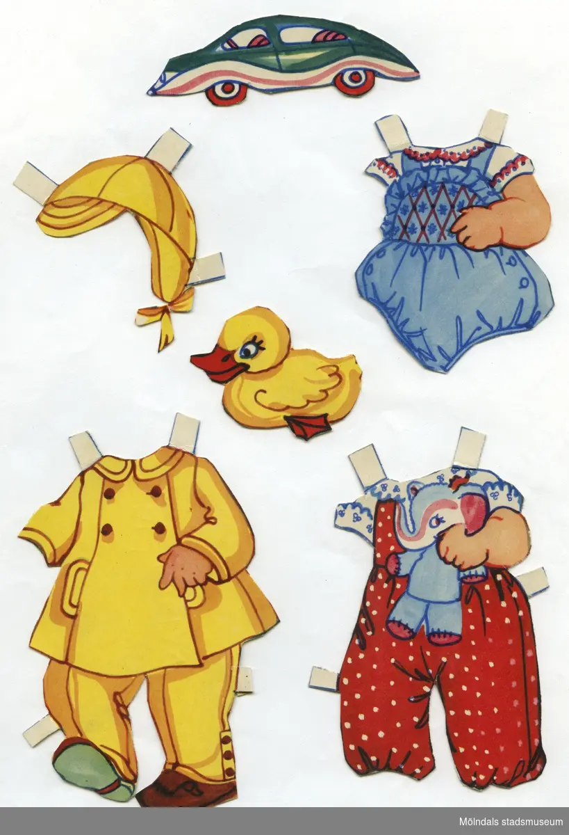 Pappdocka med kläder och tillbehör från 1950-talet. Docka och kläder är märkta "Karl Gustav" på baksidan - dockans namn. Dockan föreställer ett litet barn, iklädd tygblöja, strumpor och skor. Garderoben består av lekdräkt, sparkdräkt, "stickade" plagg, pyjamas, samt regnkläder med tillhörande huvudbonad. I materialet finns också tillbehör, såsom bil, anka, boll och tandborste i glas. Docka och kläder förvaras ihop med annan pappdocka (MM 04660), i brunt kuvert märkt "Karl Gustav" och "Nalle Björn". Ursprunligen kommer kuvertet från Familjebidragsnämnden för Göteborgs stad, poststämplat 1955. Familjebidragsnämnden gav ekonomiskt stöd till familjer där försörjaren var inkallad i det militära, från ca 1940 och framåt, in i 1960-talet. 