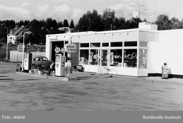 BP:s bensinstation vid Alnöbron, Vi, Alnö. Bensinstationen uppfördes 1963-1964.