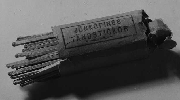 Tändsticksbunt med fosfortändstickor i gråbrunt pappersomslag
med text: Jönköpings Tändstickor.