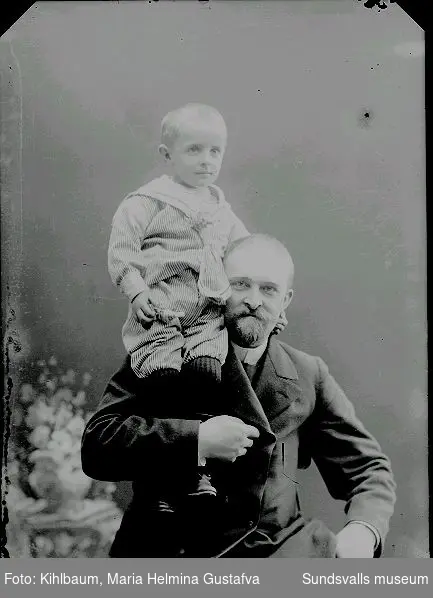 Ivar August Kihlbaum (f. 1863 d. 1915) med son. Bokbindare och bror till Maria Kihlbaum.