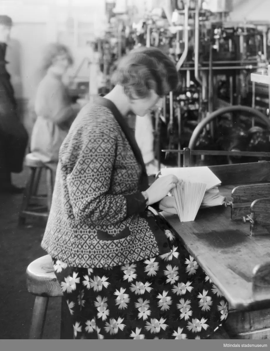 Kvinna arbetandes i Papyrus fabriker i Mölndal ca 1920.