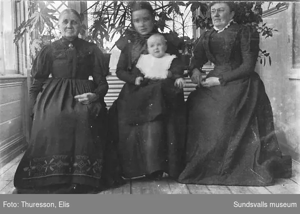Fyra generationer med fr.v. troligen Lina Thuressons mor (Pettersson), Linas dotter Thora (gift Wallerstedt) med dotter Elisabeth samt fru Lina Thuresson.