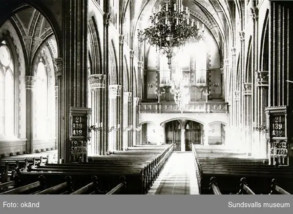 Interiör från Sundsvalls kyrka (senare Gustav Adolfs-kyrkan), sedd från Stadsbacken. Kyrkan invigdes 1894, och ritades av Gustaf Hermansson.