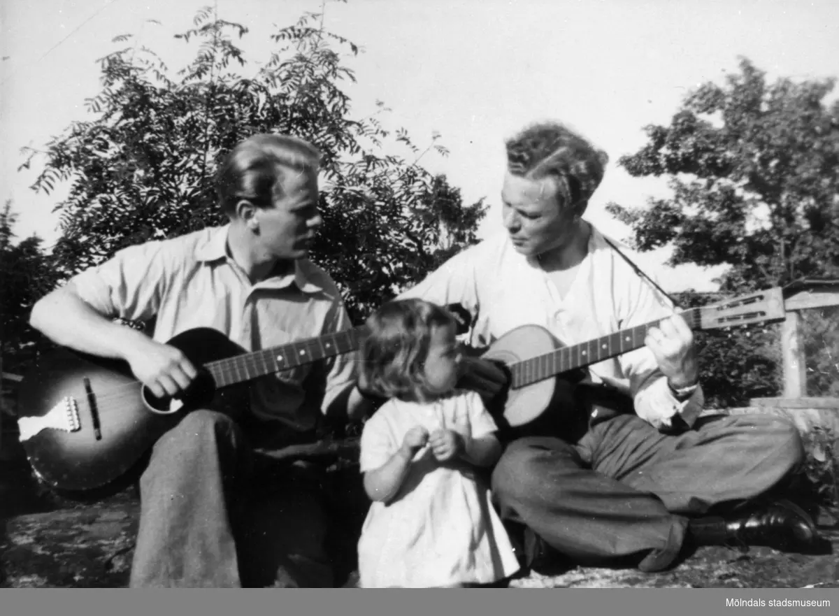 Gitarrspel av bröderna Stig och Claes Alberts samt systerdottern "Stintan" Gullers i Tulebo, 1940-tal.