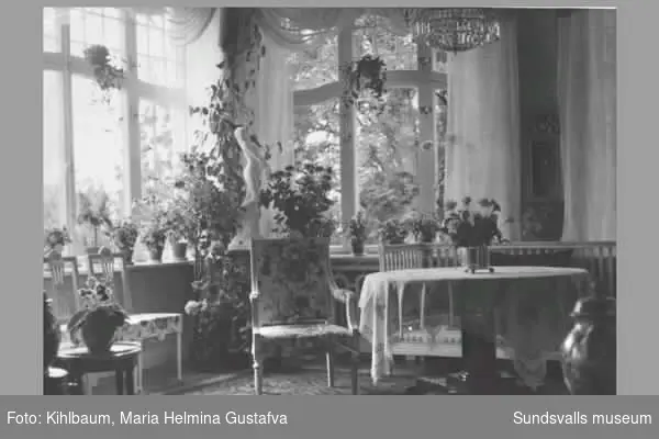 Villa Marieberg, interiör och exteriör. Byggår 1910. Ägare: Ando Wikström, grosshandlare och trävaruhandlare, född 1878 och död 1937 i Sundsvall. Villan övertogs senare av sonen med samma namn bankdirektör (Ando Gustaf Wikström f. 1908 d. 1995).