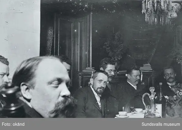 Intriörfoto från Hotell Nord. Adolf Fredrik Knaust till vänster.