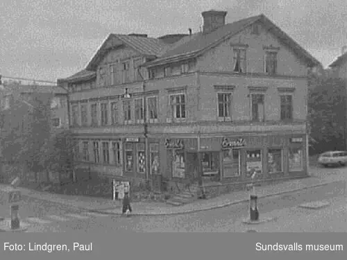 Korsningen Bergsgatan-Nybrogatan med adressen Nybrogatan 39. Byggnaden uppfördes redan 1889. Huset var då försedd med ett torn (på taket) med en vindflöjel i järn med byggnadsåret 1889 urstansat. Butik med namnet "Emils specerier" fanns i huset vid denna tid.