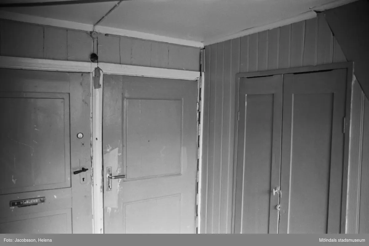 Dörrar i bostadshus på Roten M 18 i Mölndals Kvarnby, 1972.
Bostadshuset har en kvarvarande "brygga" utanpå. Se bild 1991:1106.