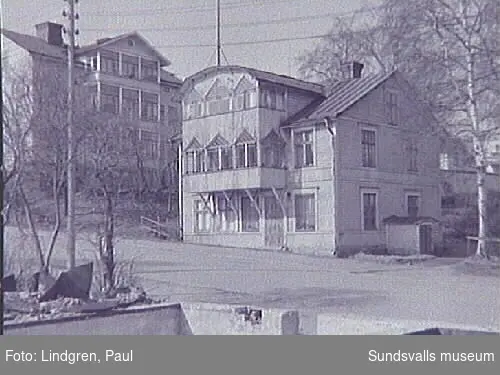 Fredsgatan 16. Byggnaden har ursprungligen stått som provisoriskt trähus vid Vängåvan efter stadsbranden 1888 men revs och flyttades till denna tomt. Numera riven. Byggherre var glashandlare Anders Liljeqvist som hade sin affär i Hirschska huset.