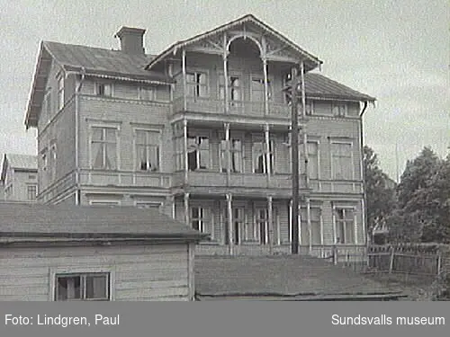 Nybrogatan 43. Troligen uppförd 1889.