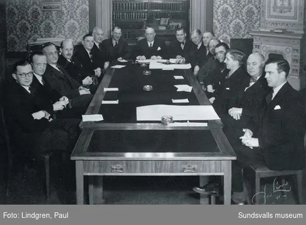 Kommunstyrelsens (drätselkammaren) möte i sessionssalen i Hedbergska huset.