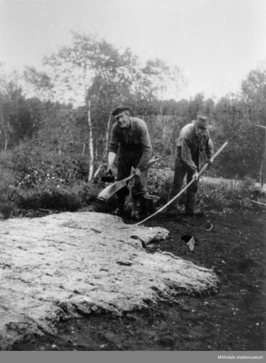 Arbete på torvfältet vid Fageredsmossen i Lindome, 1933. Upptagning av torv.
Se även MMF1992:0045.