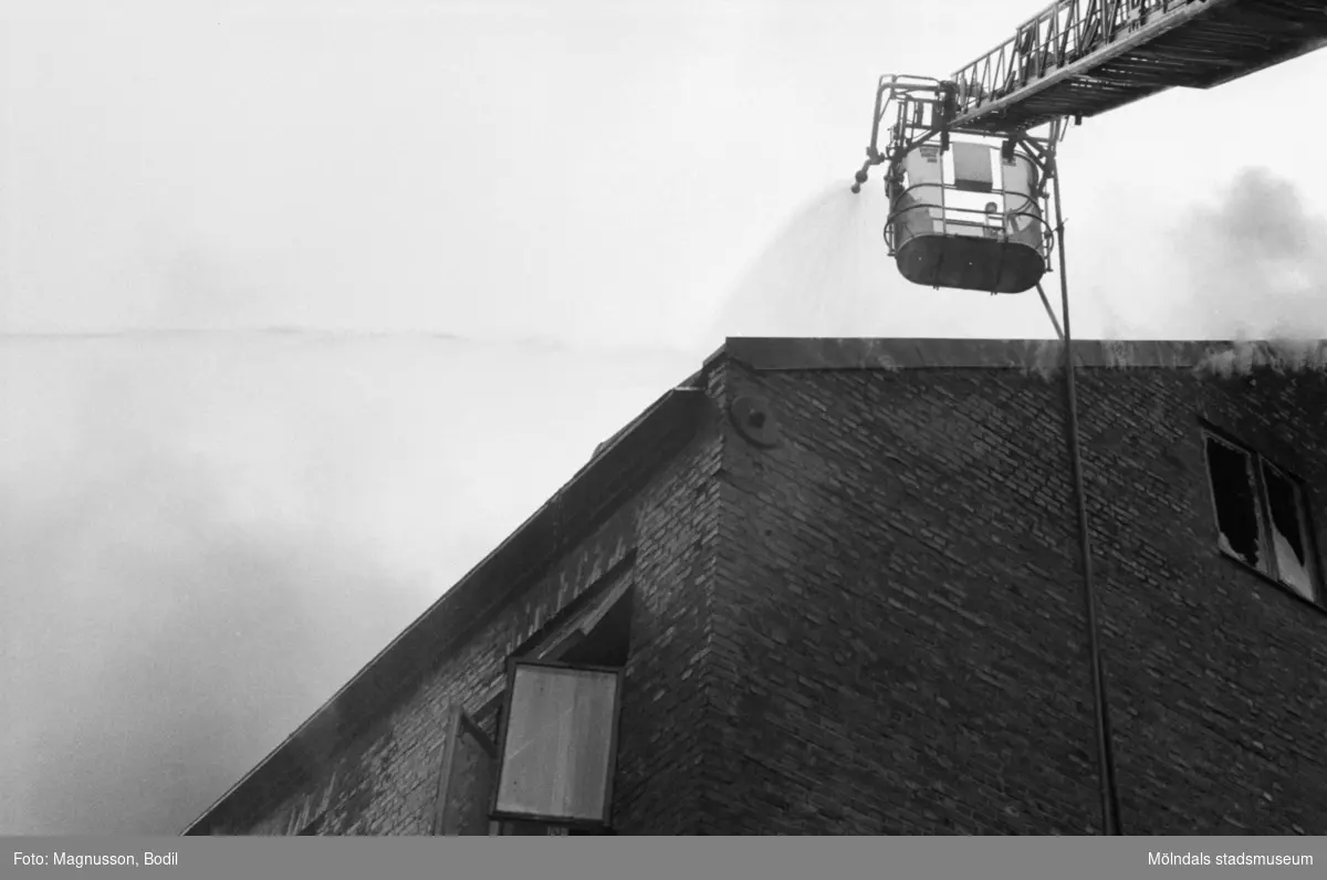 Soab-branden i Stora Götafors den 4 juni 1986. Branden bekämpas över taket från en lyftanordning.