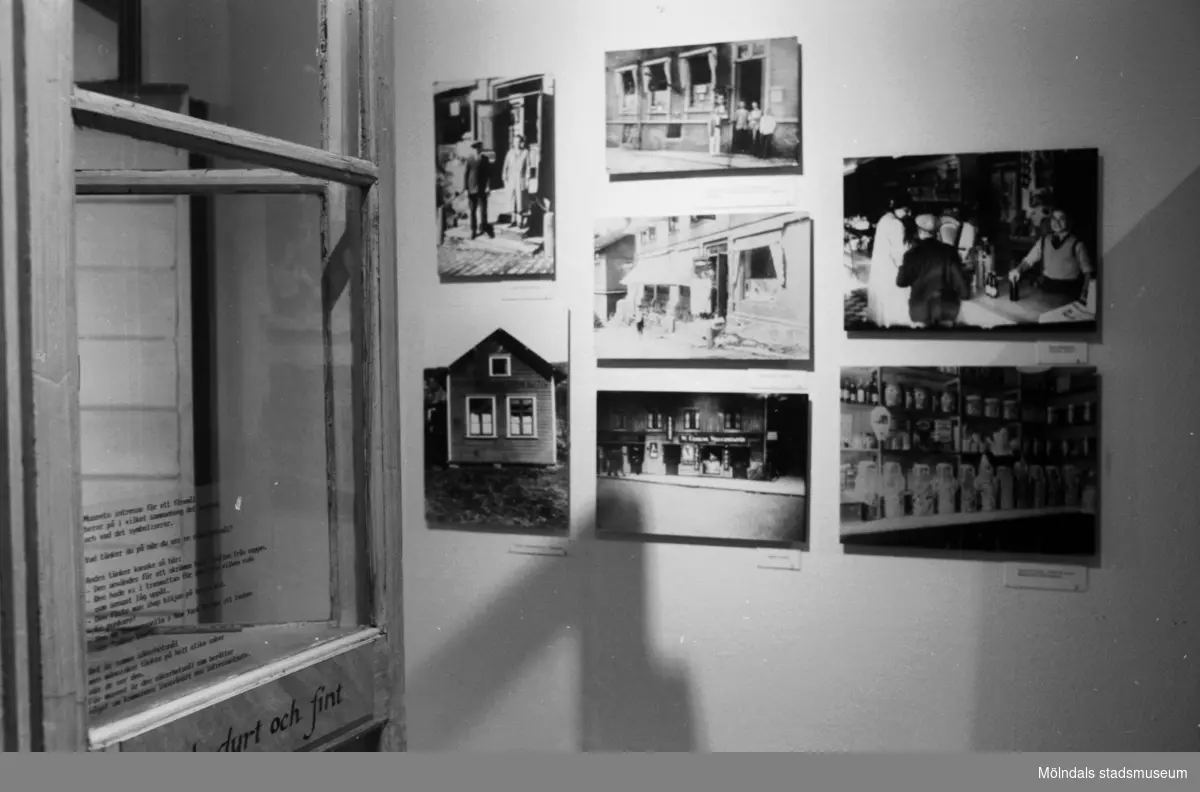 Interiörbilder från utställningen "Gammalt skräp eller samlade minnen" som visades på Mölndals Museum 23 maj - 29 nov 1992. Denna utställning visade föremål och foton från museets egna samlingar, insamlade under de fem första verksamhetsåren.