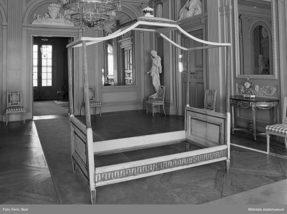 En 1700-tals säng i Gunnebo slott, 1992. Dokumentation av en nyförvärvad säng ritad av Carl Wilhelm Carlberg.