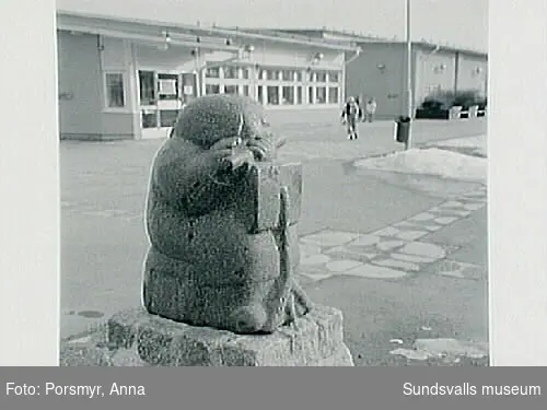 Sven Lundqvists offentliga skulptur  "När skönheten kom till byn".