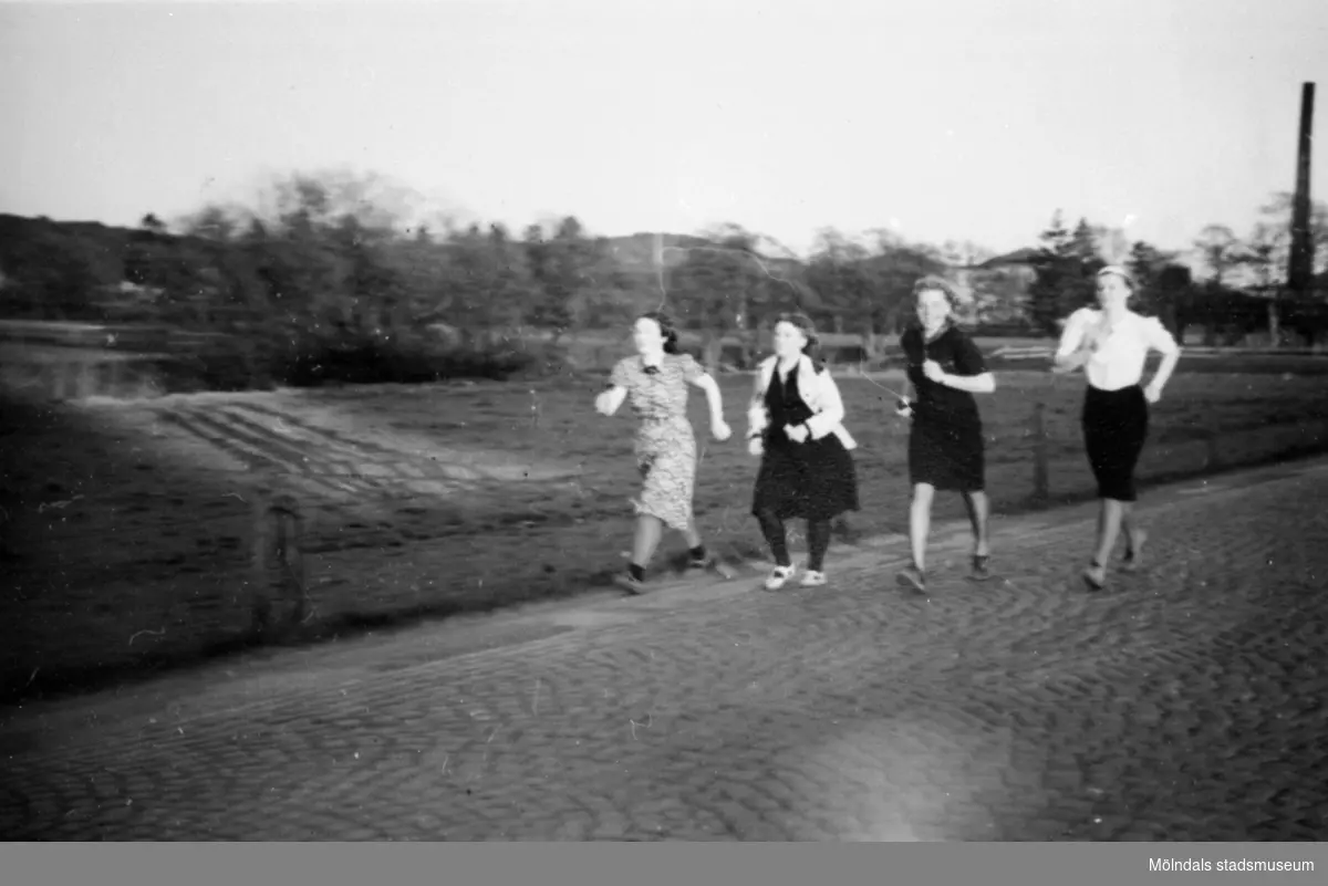 Eisers personal promenerar den så kallade Riksmarschen på 
1 mil. Vanligt i mitten av 1950-talet och var för folkhälsans bevarande.