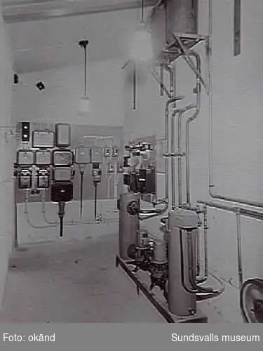 Sundsvalls gasverk togs i bruk 5/12 1867 och drevs som kolgasverk fram till 19/7 1951. från juli 1951 övergick gasverket till distribution av en blandgas gasol och luft. Gasverket upphörde med driften år 1961. Här syns pumpar och instrumentering m.m. i gasolstationen, 20 augusti 1951.