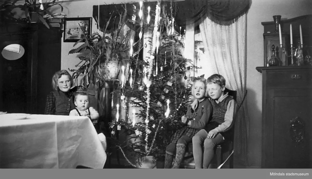 Sommargäster hälsar på hos fam. Persson, vid jul på 1940-talet. Från vänster: Inger, Mona, Sven-Olof och Ingemar Oresten.