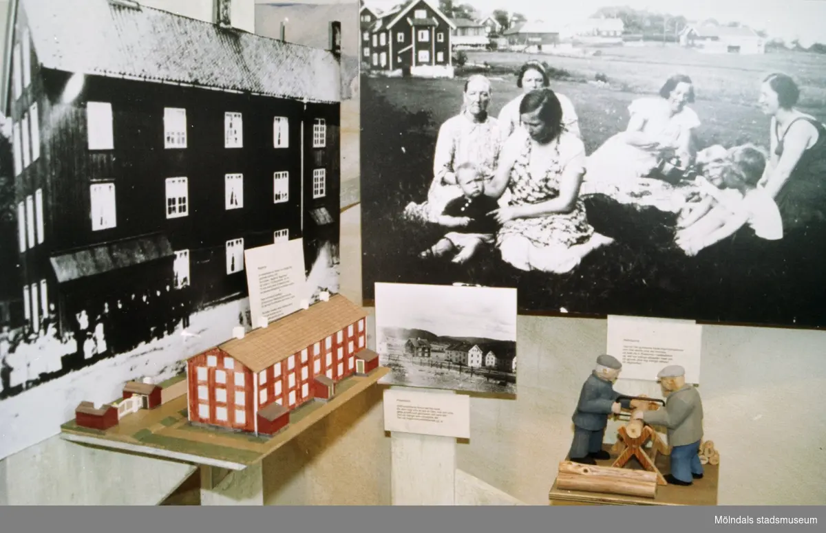Fem bilder som visar delar av utställningen "Textilen i Krokslätt, Annestorp och Mölndals Kvarnby". På Mölndals Museum 1993 med bl a Harry Bergmans "gubbar", väggbilder och husmodeller.