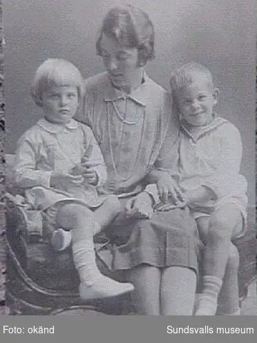 Mix Braathen f. Anker Møller (1896-1959 (hustru till Otto Braathen) och hennes barn. Arbetade senare som jurist i Stockholm.