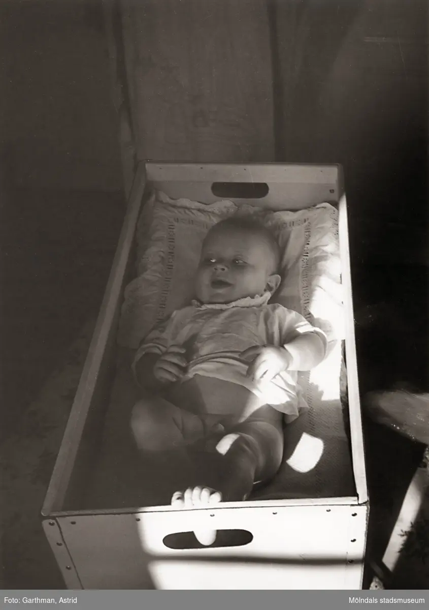 Lille Jerry Garthman ligger i en tvättkorg på Barnhemsgatan 21 år 1956.