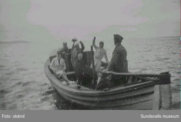 Dykarbåt av äldre modell med dykaren Robert Selling stående.