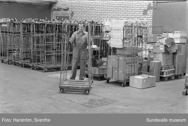 Dokumentation av Kooperativa Förbundets lagercentral, Birsta, inom ramen för SAMDOK:s Handelspool (jfr dokumentationen 1997).