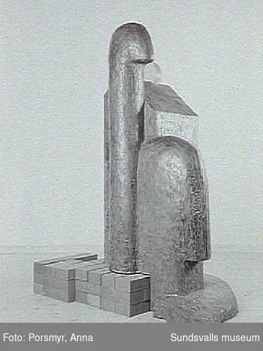 Attagarót tillverkad av brons/tegel/glas, av Sigurdur Gudmundsson år 1986.
