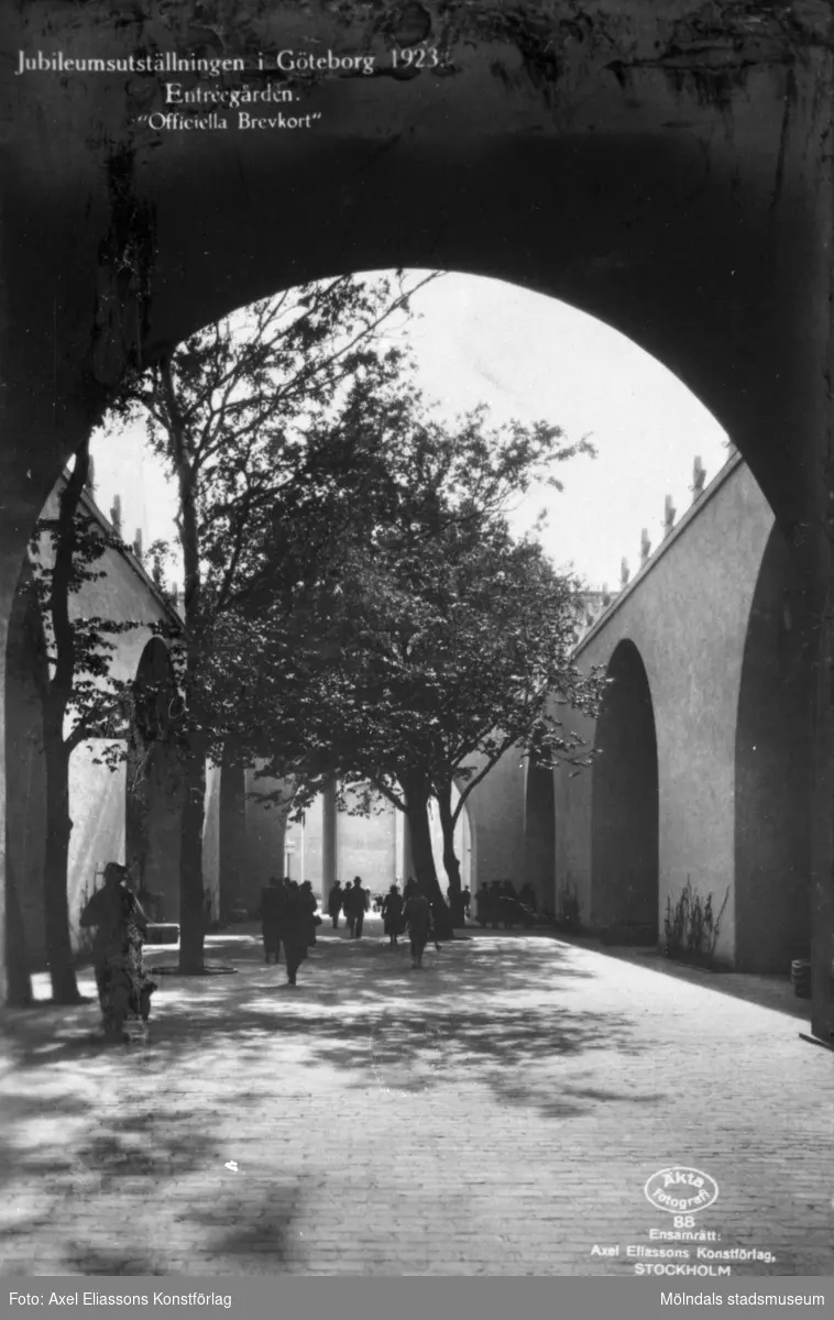 Entrégården till Jubileumsutställningen i Göteborg 1923. Bilden kommer från ett av Gunnebo slotts fotoalbum.