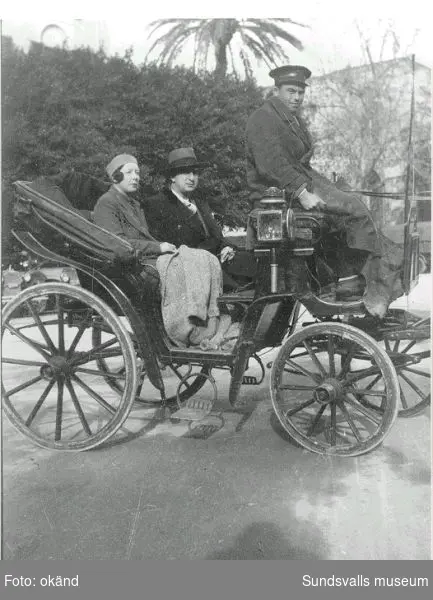 Sigrid Hjertén och Isaac Grünewald i hästdragen landå, 1920-talet.
