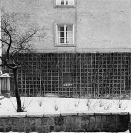 Postverkets personalbostadsfastighet,  Helgalunden 1 - 9, Stockholm.  Helgalunden nr 9, Fasaden åt gården vid kortsidan. 
T.v. grind åt gatan.